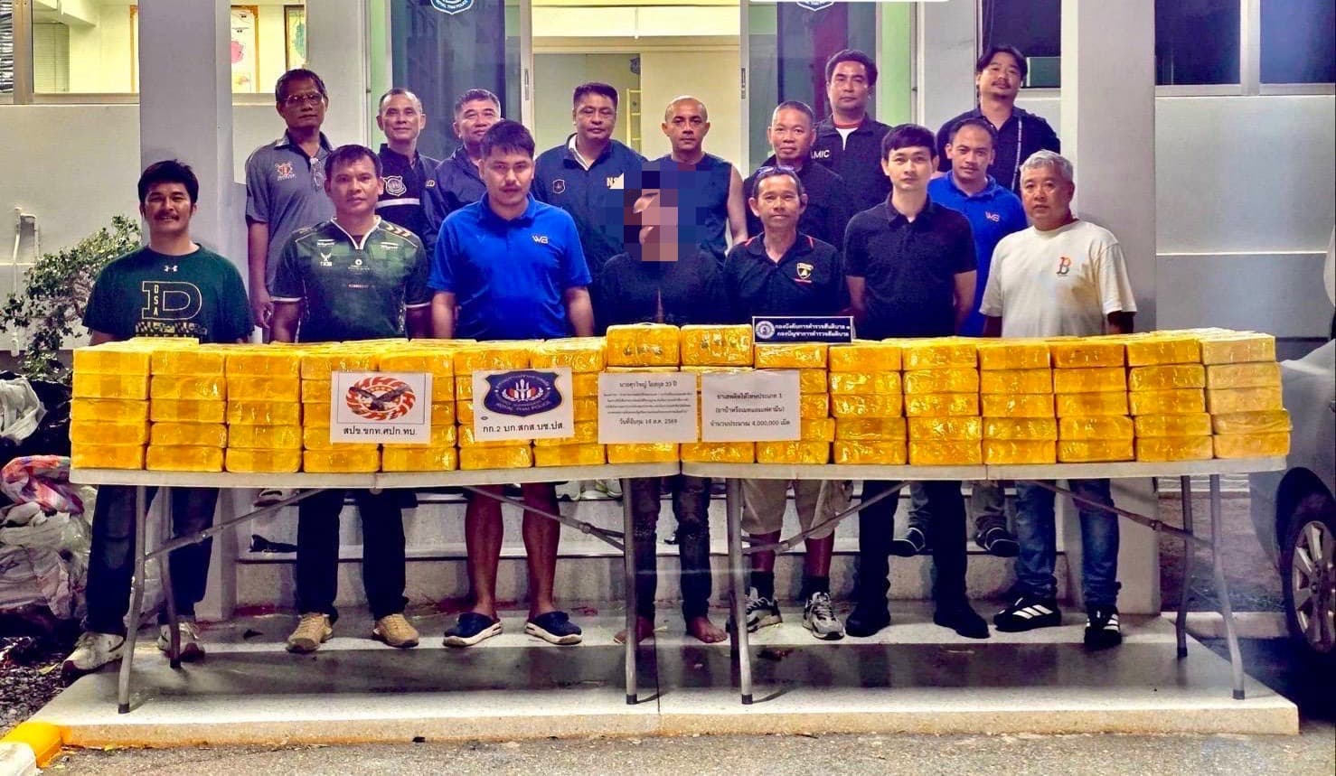 ขอนแก่นรวบหนุ่มแม่กลองวัย 33 ขนยาบ้าล็อตใหญ่ 4 ล้านเม็ด ซิ่งชนปะทะรถเจ้าหน้าที่เสียหลักตกข้างทาง