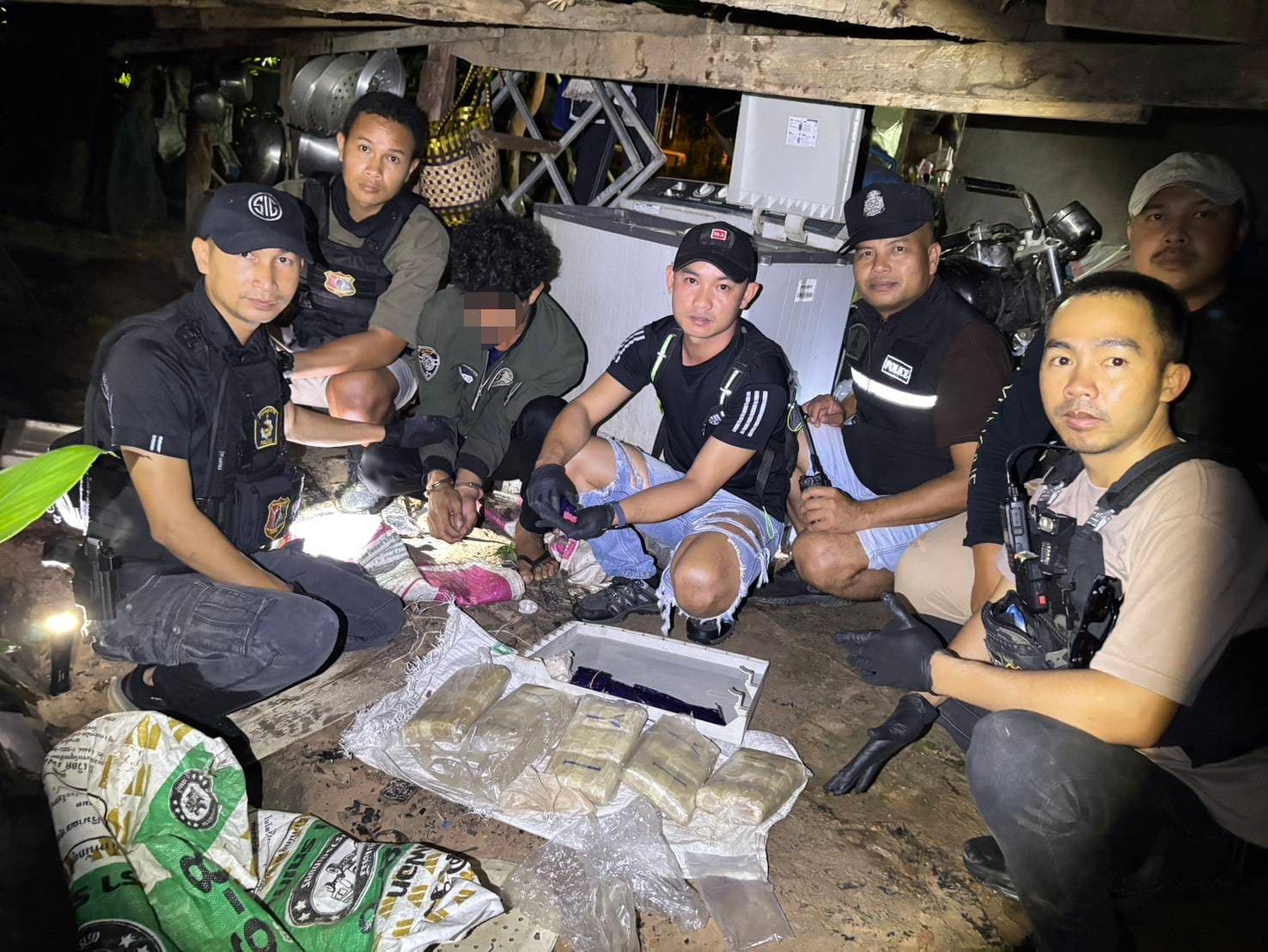 พรางไม่พ้น! ตร.ปทุมราชวงศา แกะรอยแชทเฟซบุ๊ก รวบวัยรุ่น 20 ปี ซุกยาบ้าหลังบ้านกว่า 3 หมื่นเม็ด