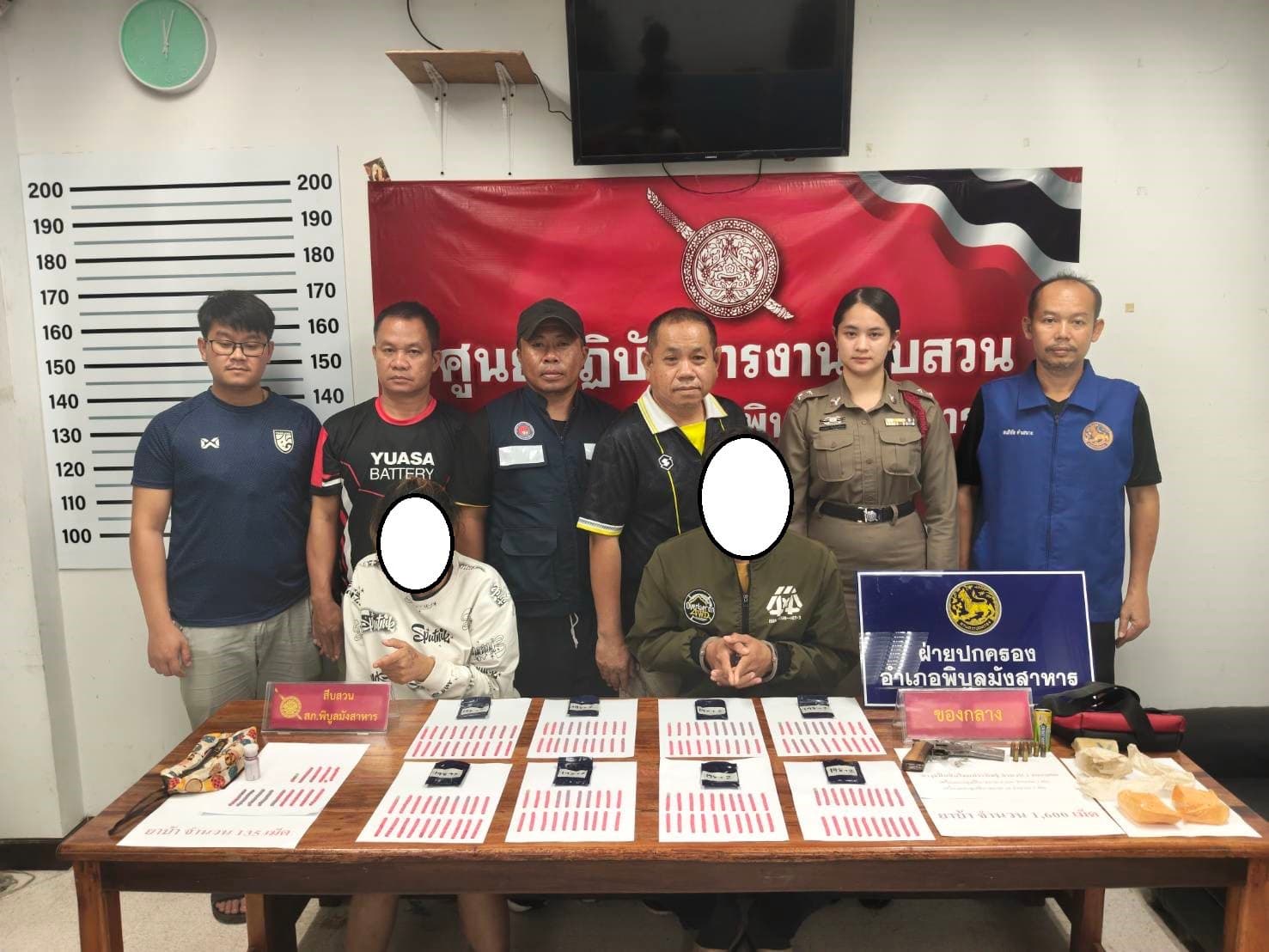 ปกครองพิบูลมังสาหาร สนธิกำลังตำรวจ รวบชาย-หญิง ขยายผลยึดยาบ้า 1,735 เม็ด พร้อมปืนสั้นไทยประดิษฐ์