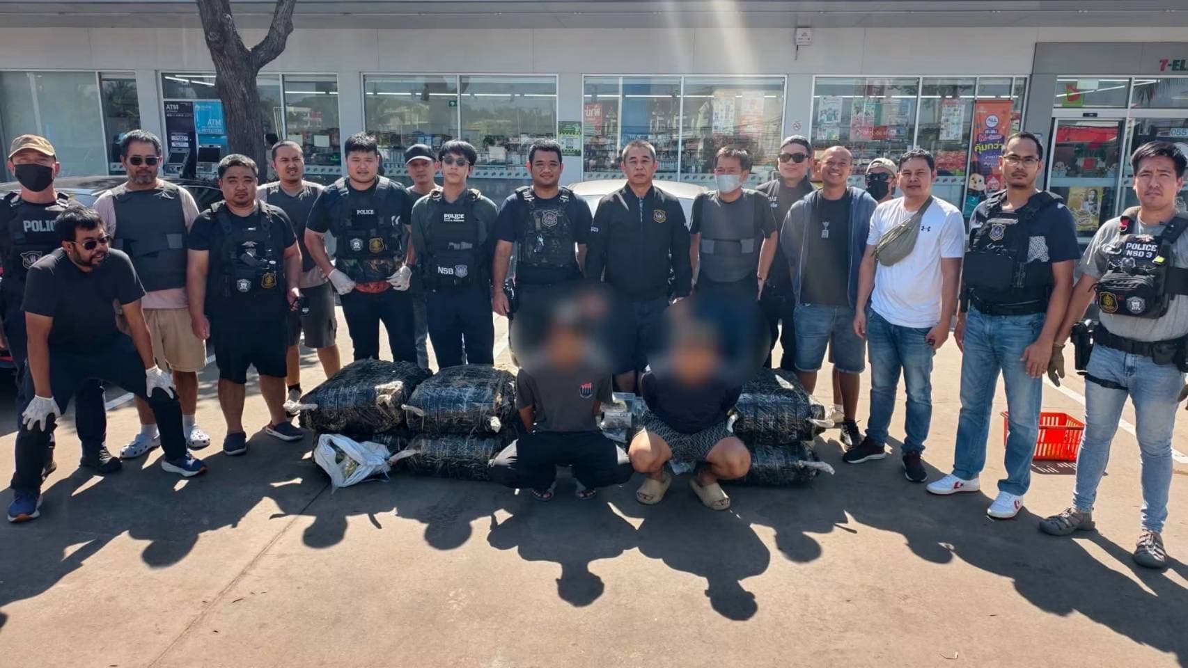 ปส.3 สกัดรวบคู่หูขนยาข้ามภาค ยึดไอซ์ 280 กก. – ยาอีเกือบพันเม็ด กลางปั๊มน้ำมัน จ.ร้อยเอ็ด