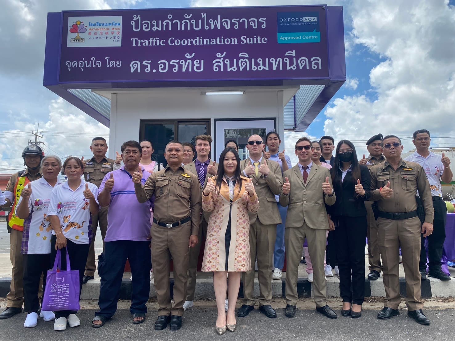 โรงเรียนนานาชาติเมทนีดล ประเทศไทย Mataneedol International School Thailand สร้างป้อมกำกับไฟจราจร