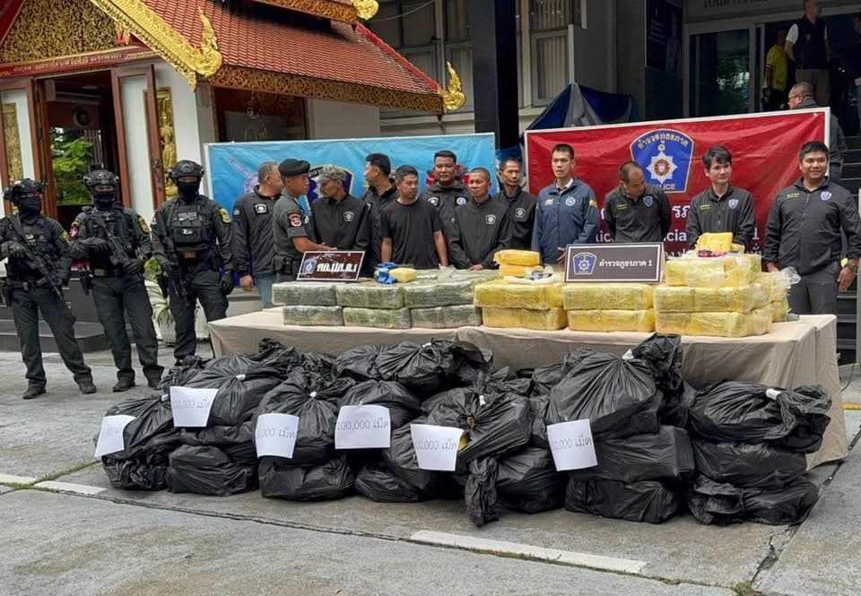 สกัดจับรถบรรทุก 6 ล้อ เสริมคอกซุกยาบ้ากว่า 6.9 ล้านเม็ด อำพรางขนสินค้าเกษตร