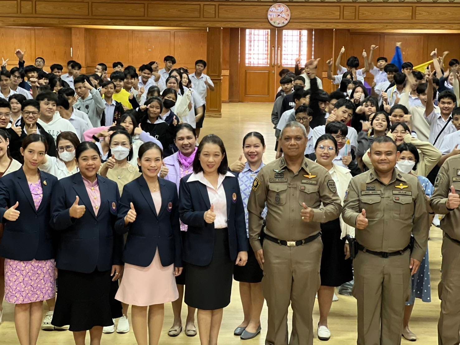 ตำรวจ สน. เพชรเกษม เสริมสร้างความปลอดภัย อบรมนักเรียน รับมือเหตุกราดยิง “หนี ซ่อน สู้”