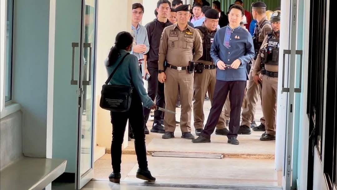 ระทึก!กลางศาลากลาง หญิงขอความเป็นธรรม มีดจี้คอขอเข้าพบผู้ว่าฯขอนแก่น