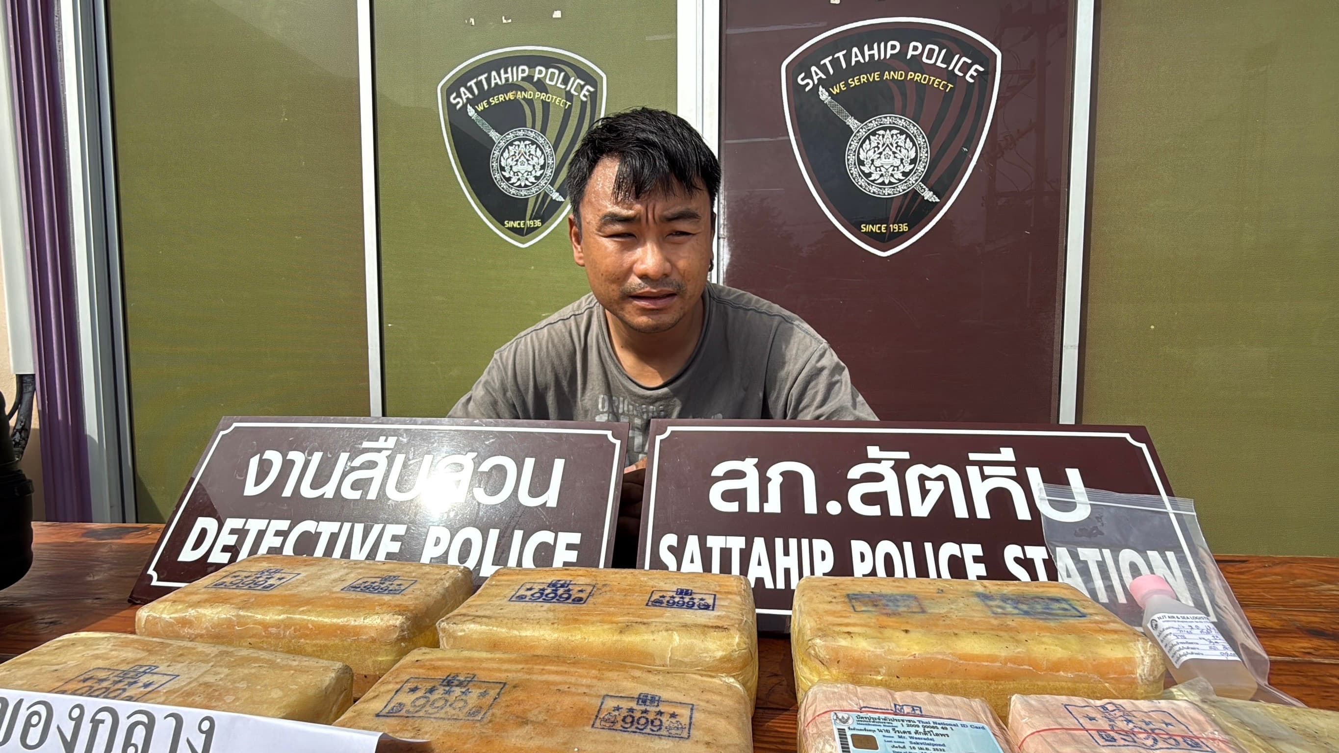 ตร.สัตหีบ บุกทลายที่พักยาเสพติดขบวนการขนยาข้ามชาติพัวพันแก๊งตำรวจอุ้มนักธุรกิจชาวจีน พบของกลางจำนวนมาก