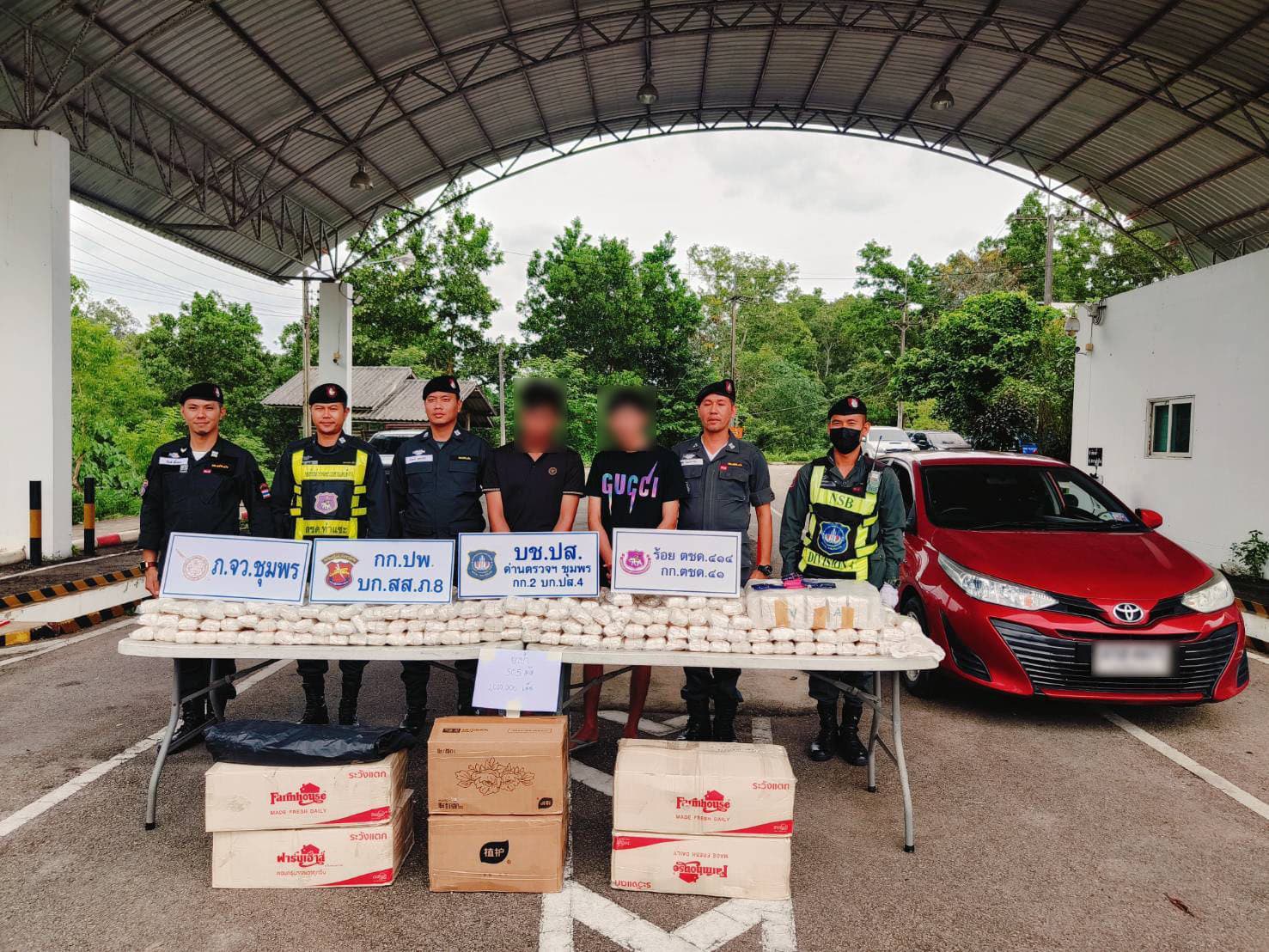 ชุมพร – ปส.4 ปิดล้อมจับเครือข่ายยานรก ยึด 1,010,000 เม็ด รวบผู้ต้องหา 6 ราย รถนำ–รถขนครบชุด ปฏิบัติการสนธิกำลังกว่า 100 นาย