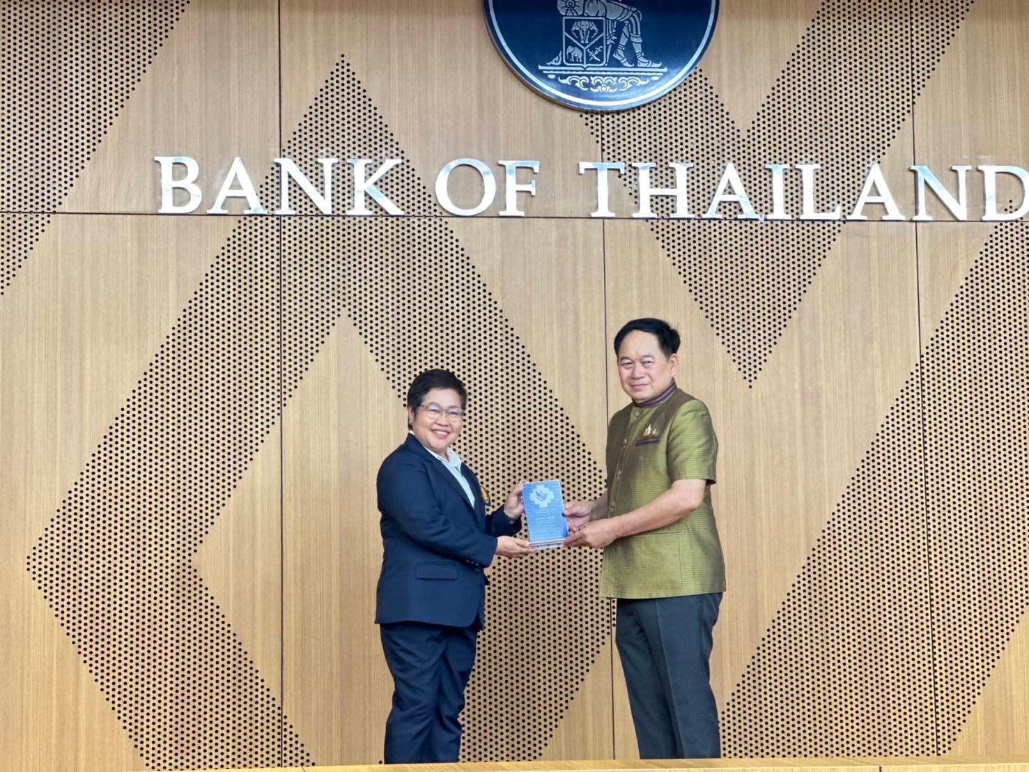 จัดหางานจังหวัดขอนแก่น เข้ารับมอบโล่ประกาศเกียรติคุณ บุคคลทรงคุณค่าในฐานะผู้บริหารส่วนราชการทรงคุณค่า มุ่งมั่นทุ่มเททำงานเพื่อประชาชน