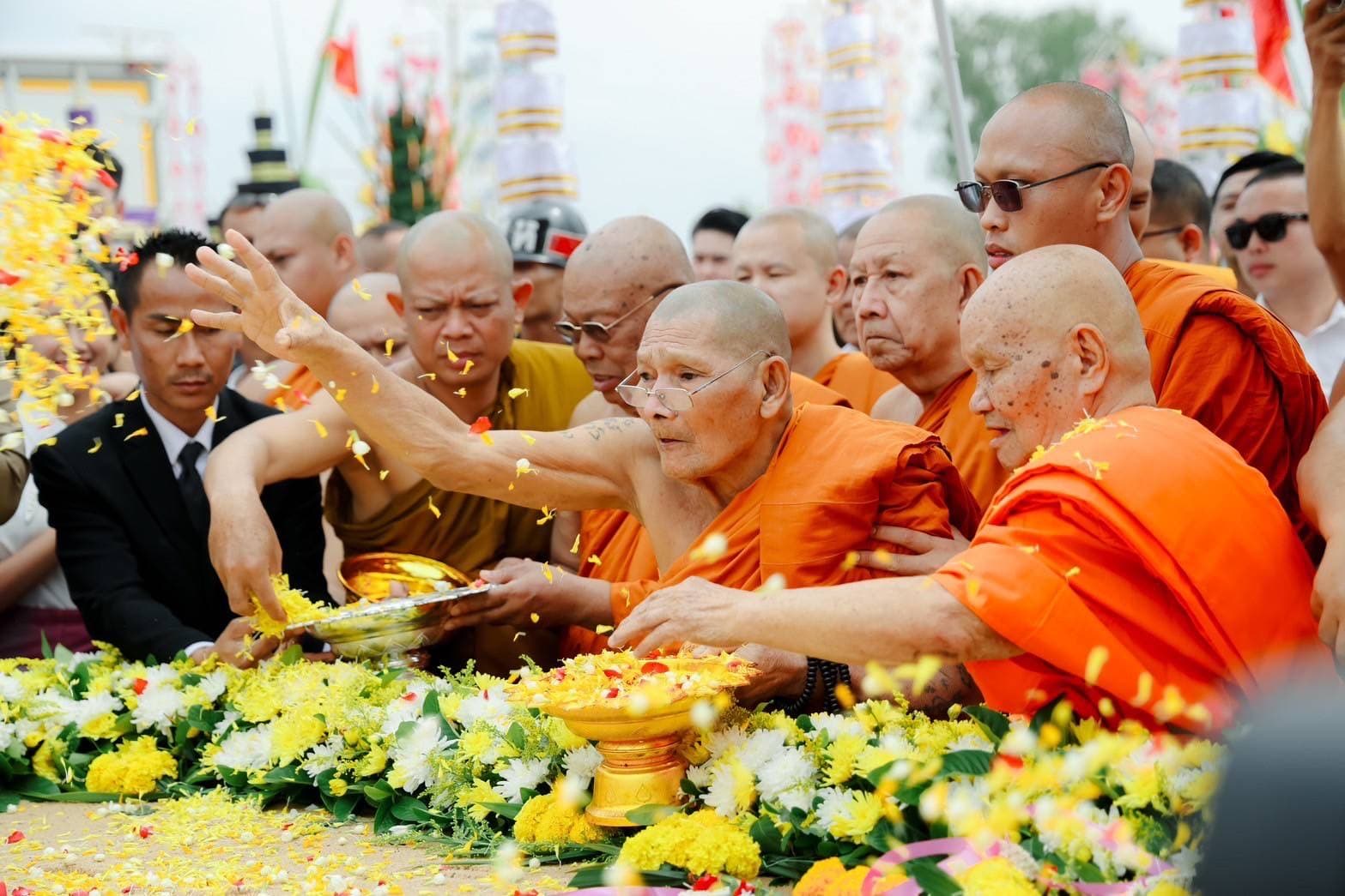 ”#หลวงปู่มหาศิลา“ จัดงานพิธีวางศิลาฤกษ์ พระธาตุเจดีย์โนนสาวเอ้ ณ ธรรมอุทยานหลวงปู่ศิลา สิริจันโท คนแห่ร่วมงานนับหมื่น !