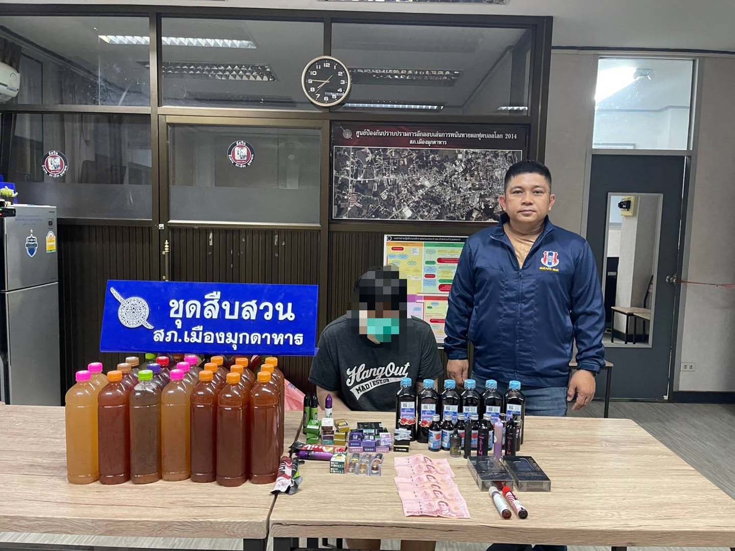มุกดาหาร ชุดสืบสวนเมือง จับกุมบุหรี่ไฟฟ้า น้ำกระท่อมพร้อมผู้ต้องหา