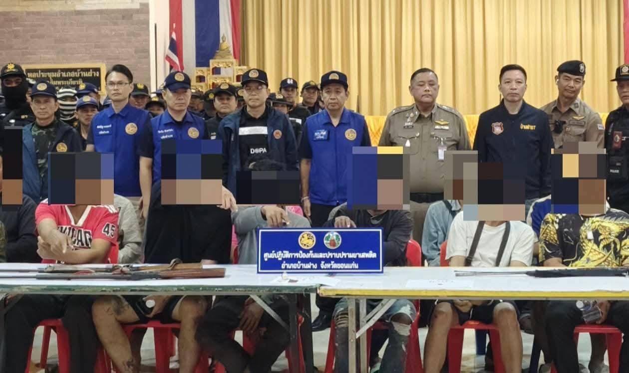 "ฟ้าสางที่บ้านฝาง" ขอนแก่นระดมกำลัง 120 นาย ปิดล้อม 2 ตำบล รวบผู้ต้องหา 24 ราย รวบทั้งยาและปืน