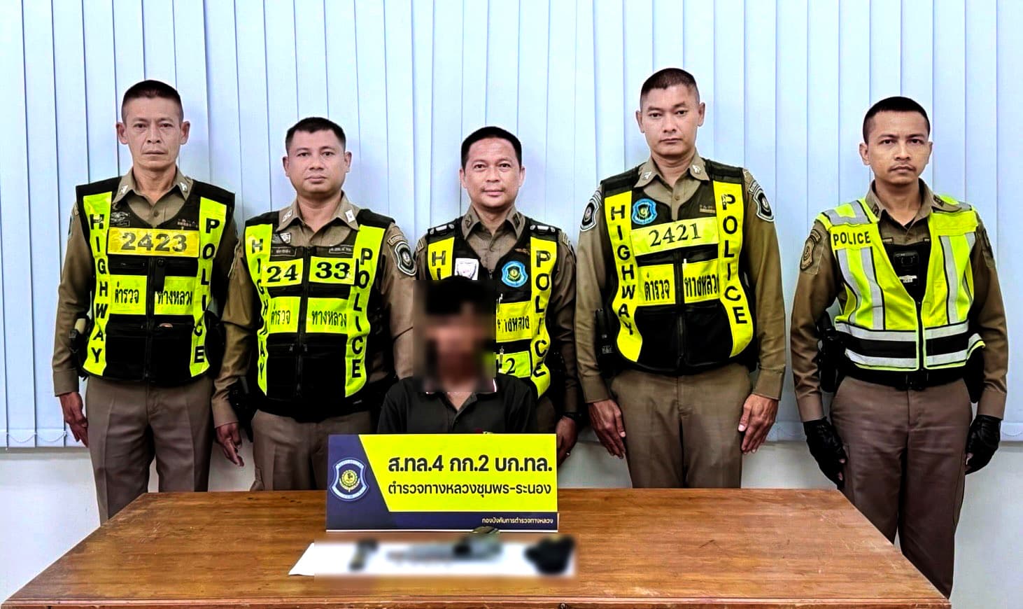 ชุมพร –  ตร.ทางหลวงจับปืนเถื่อน  ปืนพกสั้นออโตเมติก ขนาด .380 มม. ยี่ห้อ โคล์ท