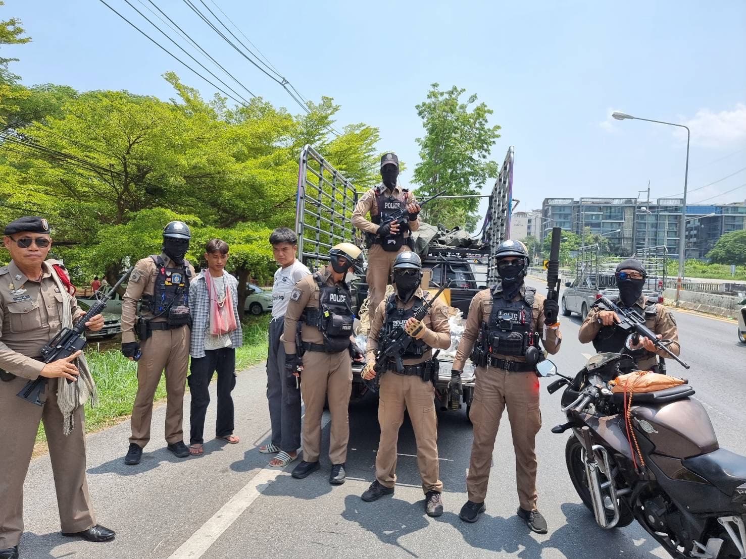 สภ.ภูพิงค์ราชนิเวศน์ จับ 2 วัยรุ่น ขนอาวุธสงความ ส่งชนกลุ่มน้อย KNU.
