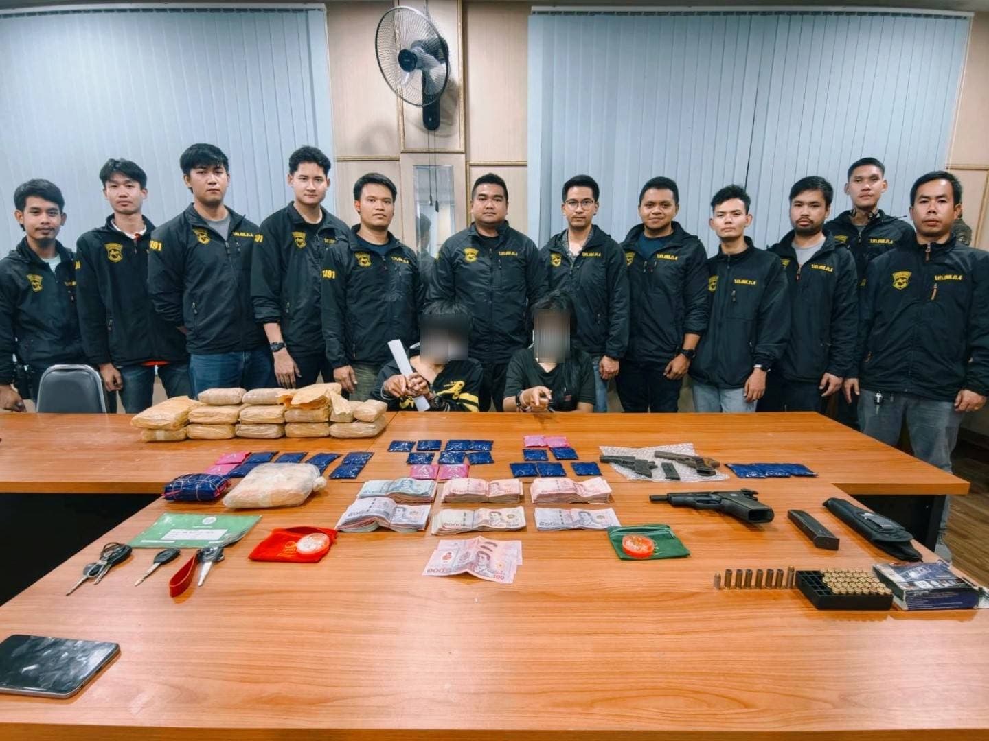 รวบ "นักบินยาบ้า" คาเซฟเฮาส์ร้อยเอ็ด! "ชุดมัจจุราช 691 - ทศรถ 491" สนธิกำลังลุยค้น ยึดยาบ้าเกือบ 6 หมื่นเม็ด-ปืนเถื่อน 3 กระบอก ทรัพย์สินร่วมนับล้าน