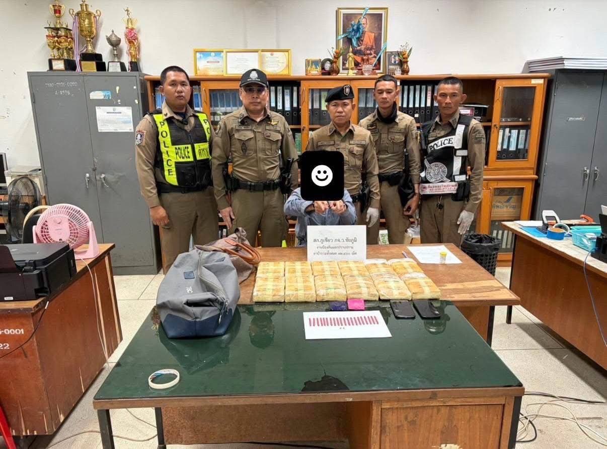 ตร.ภูเขียว ตั้งด่านสกัดยานรก! รวบหนุ่มวัย 22 คาด่าน ค้นกระบะเจอยาบ้าบิ๊กล็อตกว่า 7 หมื่นเม็ด