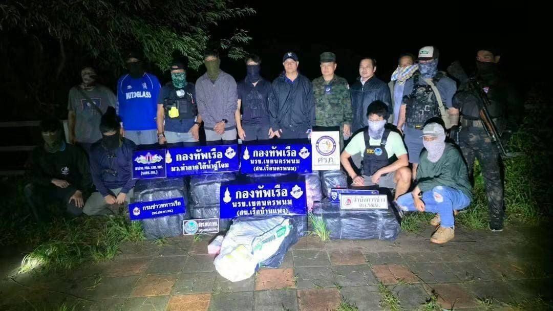นรข.บ้านแพง สนธิกำลังสกัดยาบ้าข้ามโขง ยึดของกลาง 4 ล้านเม็ด ริมฝั่งท่าอุเทน