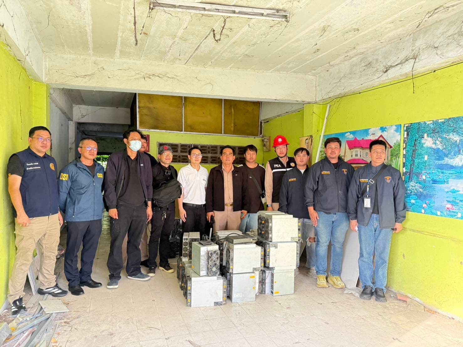 สืบเมืองขอนแก่นผนึกกำลังฝ่ายปกครอง-กฟภ. ลุยค้นอาคารพาณิชย์ ยึดเหมืองขุดบิตคอยน์ 32 เครื่อง หลังพบกระแสไฟฟ้าผิดปกติ