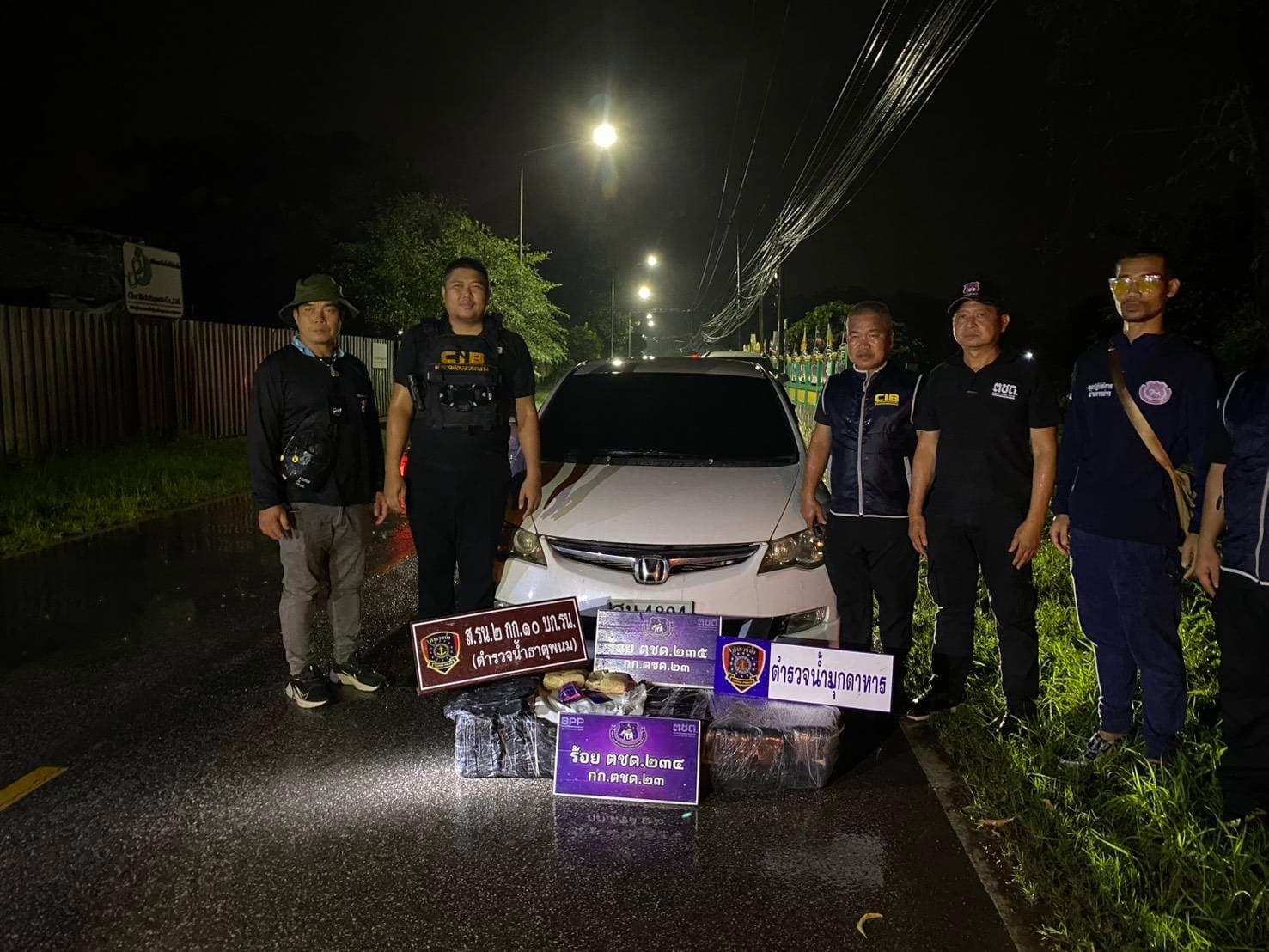 ตชด.235 สนธิกำลังยึดยาบ้าล็อตใหญ่ 4.5 แสนเม็ด ซุกรถเก๋งทิ้งหน้าโรงเรียนเมืองมุกดาหาร ส่วนคนร้ายไหวตัวหนีรอด