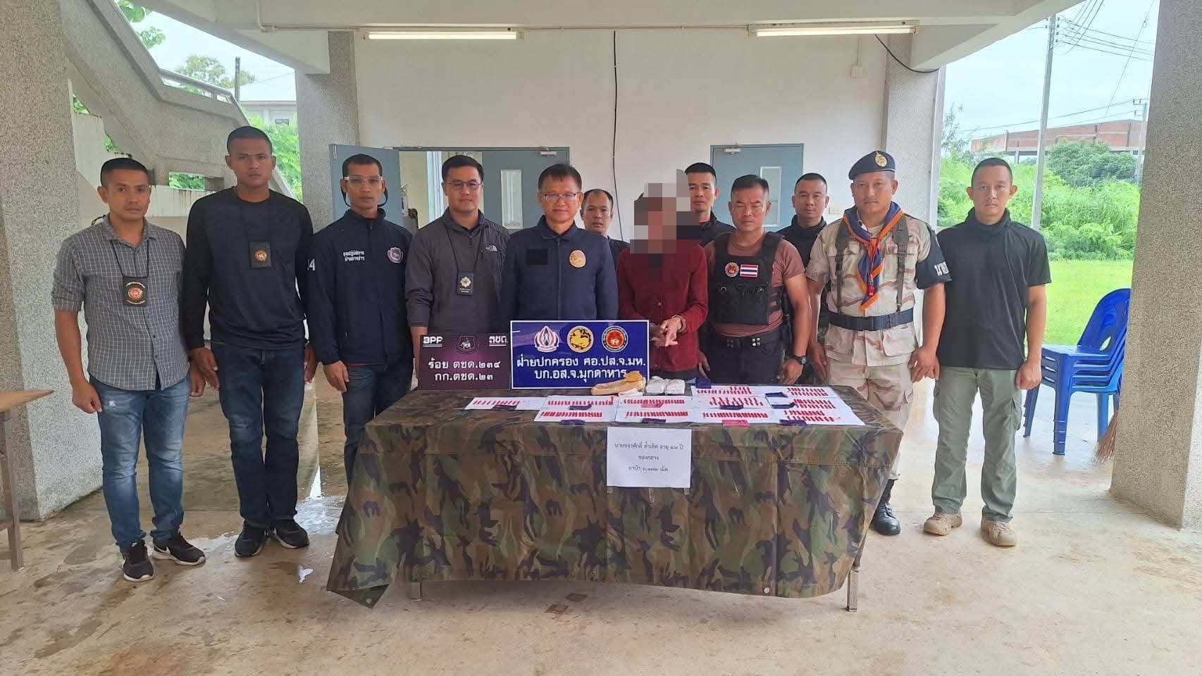 ฝ่ายปกครองมุกดาหารเดินหน้า "OPERATION 90 DAYS" บุกรวบเอเย่นต์คาบ้านพักสวนยาง ยึดยาบ้ากว่า 6,000 เม็ด