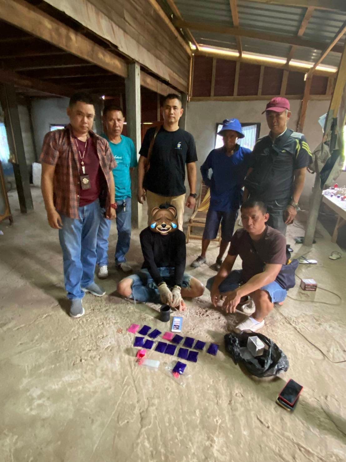 ตำรวจร้อยเอ็ด สนธิกำลังลุยปราบยานรก รวบ 3 เอเย่นต์ ยึดยาบ้ารวมกว่า 4,400 เม็ด พร้อมไอซ์และปืนไทยประดิษฐ์
