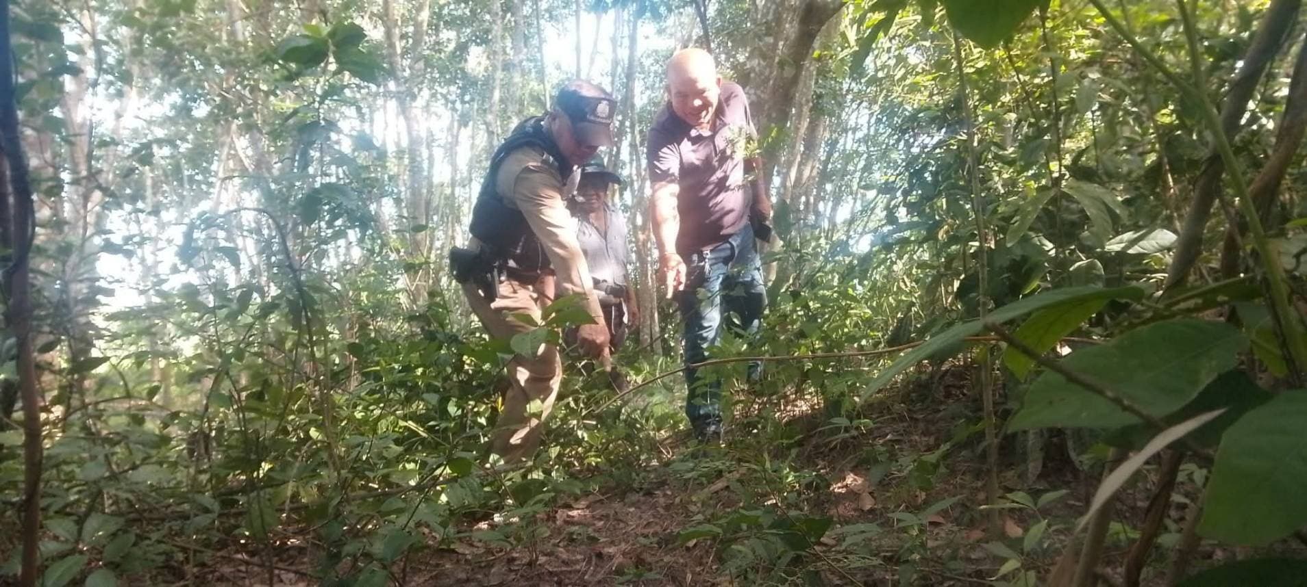 มุกดาหาร – ชาวบ้านเดินเก็บใบย่านางประกอบอาหาร ผงะเจอวัตถุคล้ายระเบิดลูกเกลี้ยงสภาพเก่า 2 ลูกวางคู่กันกลางสวนยางพารา ผู้ใหญ่บ้านประสานตำรวจสภ.ดงหลวง กั้นพื้นที่ทันที พร้อมแจ้ง EOD เร่งเข้าเก็บกู้