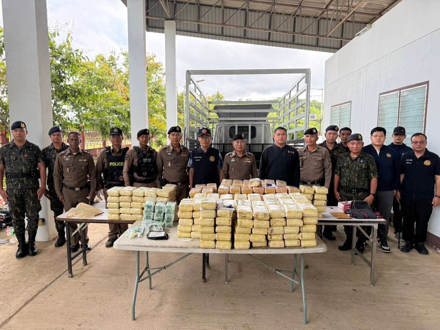 สภ.ห้วยไร่ รวบ 2 ผัวเมียคาด่านเด่นชัย ขนยาบ้า 3 ล้านเม็ด เคตามีน 10 กก. ซุกรถบรรทุก 4 ล้อ มุ่งหน้าภาคกลาง