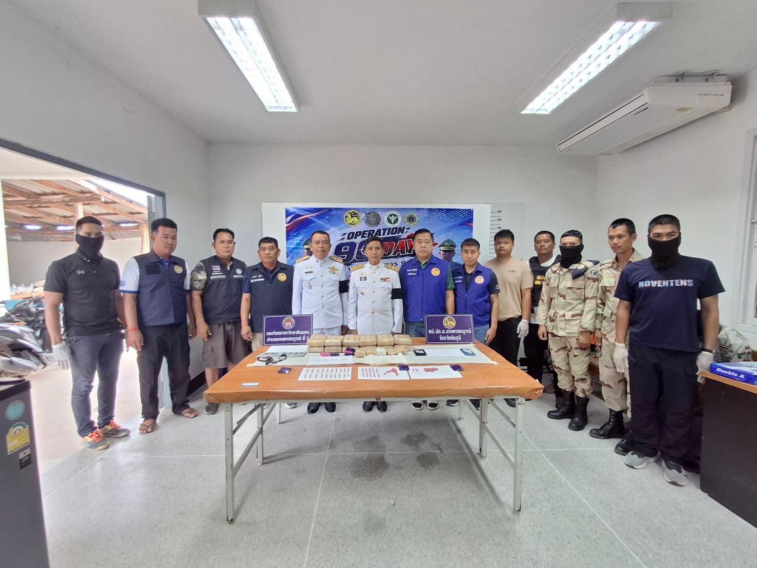 ปกครองเกษตรสมบูรณ์ดักรวบ 2 ผู้ต้องหายึดยาบ้า 80,000 เม็ด ซุกถุงดำคารถกระบะริมทางหลวง