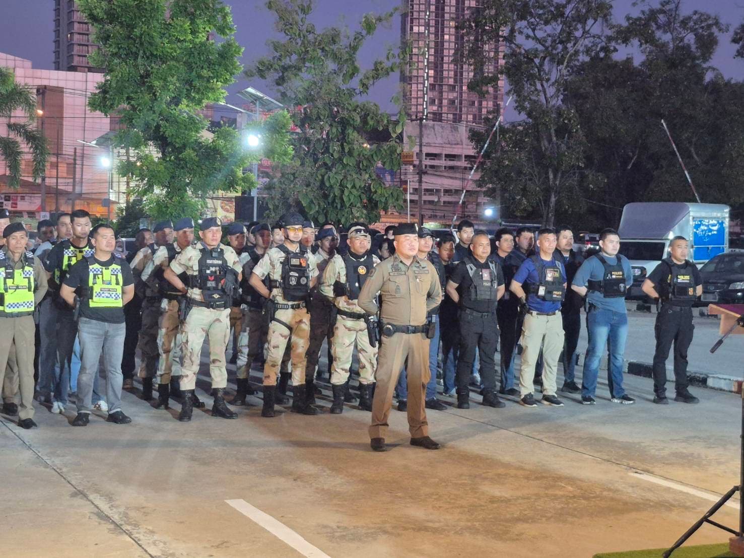 สภ.เมืองขอนแก่น เปิด "ยุทธการฟ้าสาง" สนธิกำลัง 4 ฝ่าย กวาดล้างยาเสพติดและอาชญากรรม รวบ 9 ผู้ต้องหา ยึดยาบ้า-ปืนเถื่อน พร้อมรวบบุคคลขหนีหมายจับอื้อ