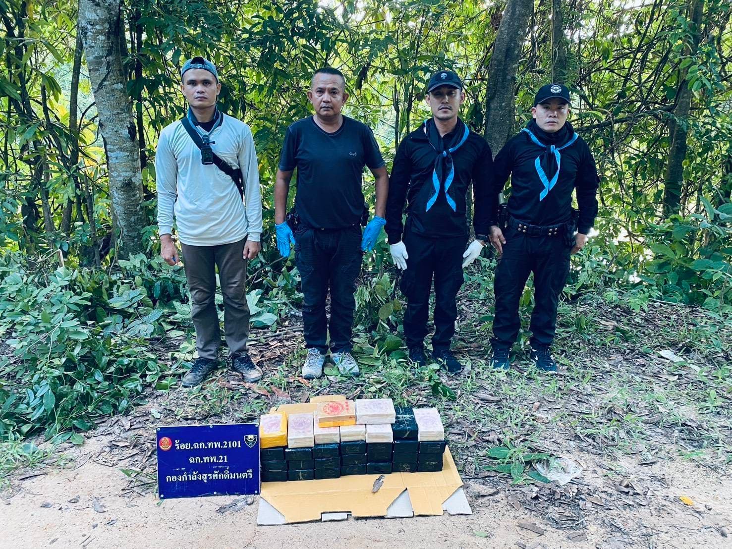 ทหารพราน 2101 บูรณาการร่วม 2102 สกัดยาเสพติดข้ามแดน ยึดเฮโรอีนล็อตใหญ่ 60 แท่ง หนัก 22 กก. ซุกกล่องไก่ชน แก๊งวัยรุ่นตื่นตกใจทิ้งของเผ่นหนี