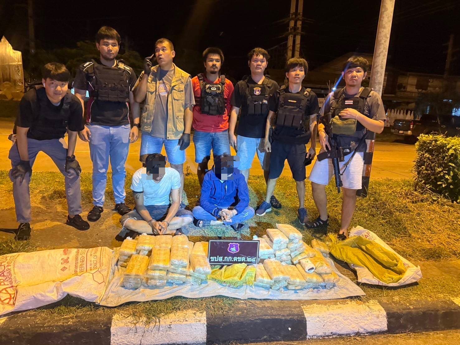 ตชด.24 รวบคาสี่แยก! รวบ 2 ผู้ต้องหา พร้อมยาบ้าเกือบ 4 แสนเม็ด ซุกเก๋งเตรียมส่งพื้นที่