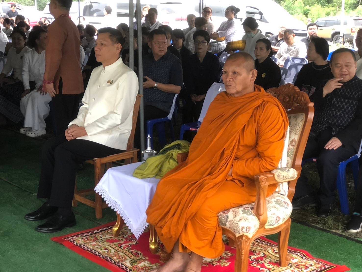 มุกดาหารหลั่งน้ำตา! ผู้ว่าฯ นำข้าราชการ-ปชช. ร่วมตักบาตรหน้าตลาดบ้านนาสีนวน อุทิศกุศลแด่พระสงฆ์ที่มรณภาพจากอุบัติเหตุสลด