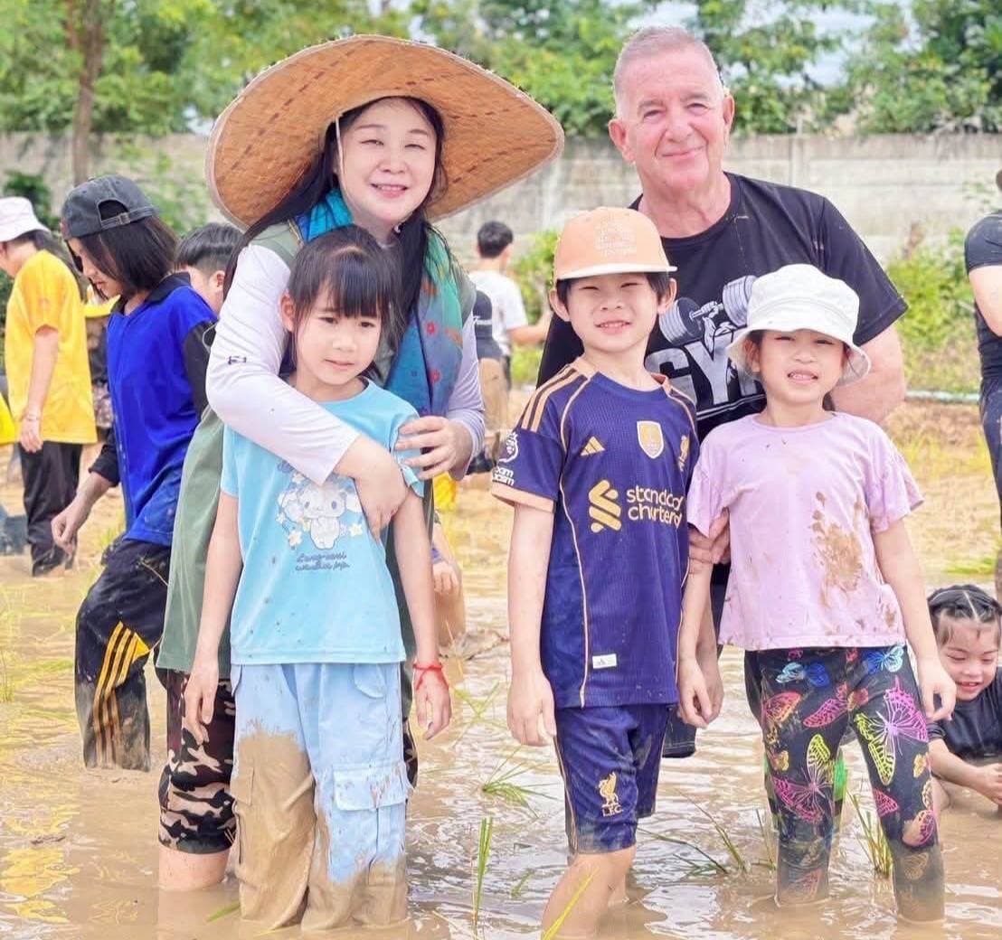 โรงเรียนนานาชาติเมทนีดล ขอนแก่น พานักเรียน ป.1-6 ลงแขกดำนา สืบสานวิถีชาวนาไทยตามแนวศาสตร์พระราชา
