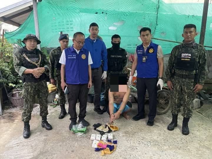 ฝ่ายปกครองกาฬสินธุ์ ลุย "ยุทธการฟ้าแดดสงยาง" บุกค้นบ้านเป้าหมาย ยางตลาด ยึดยาบ้า 9,600 เม็ด พร้อมผู้ต้องหา 1 ราย