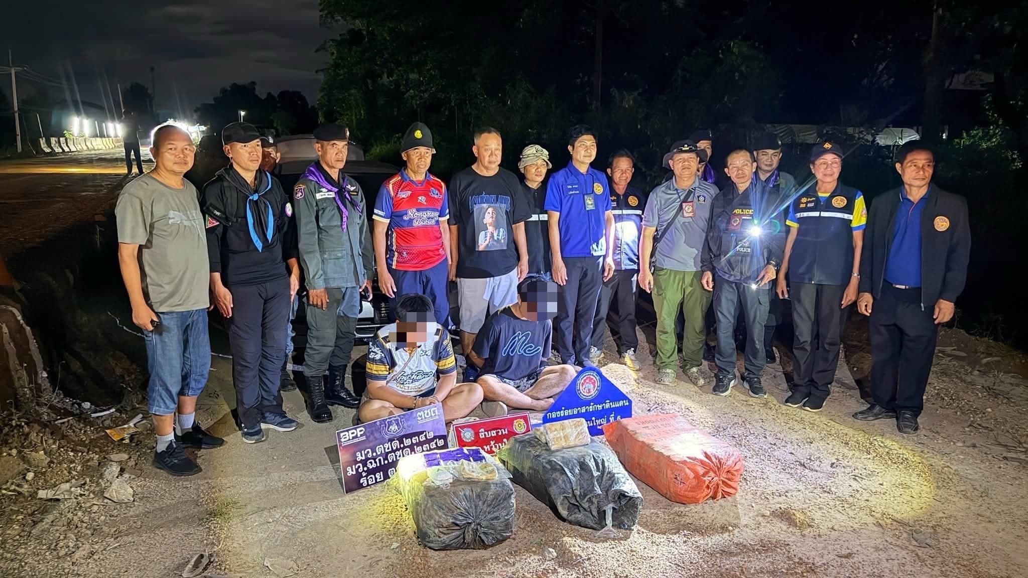 สนธิกำลังจับกุม! กก.สส.ภ.จว.มุกดาหาร ร่วม สภ.หว้านใหญ่ สกัดจับ 2 ผู้ต้องหา พร้อมยาบ้า 6 แสนเม็ด คาสะพานห้วยน้อย