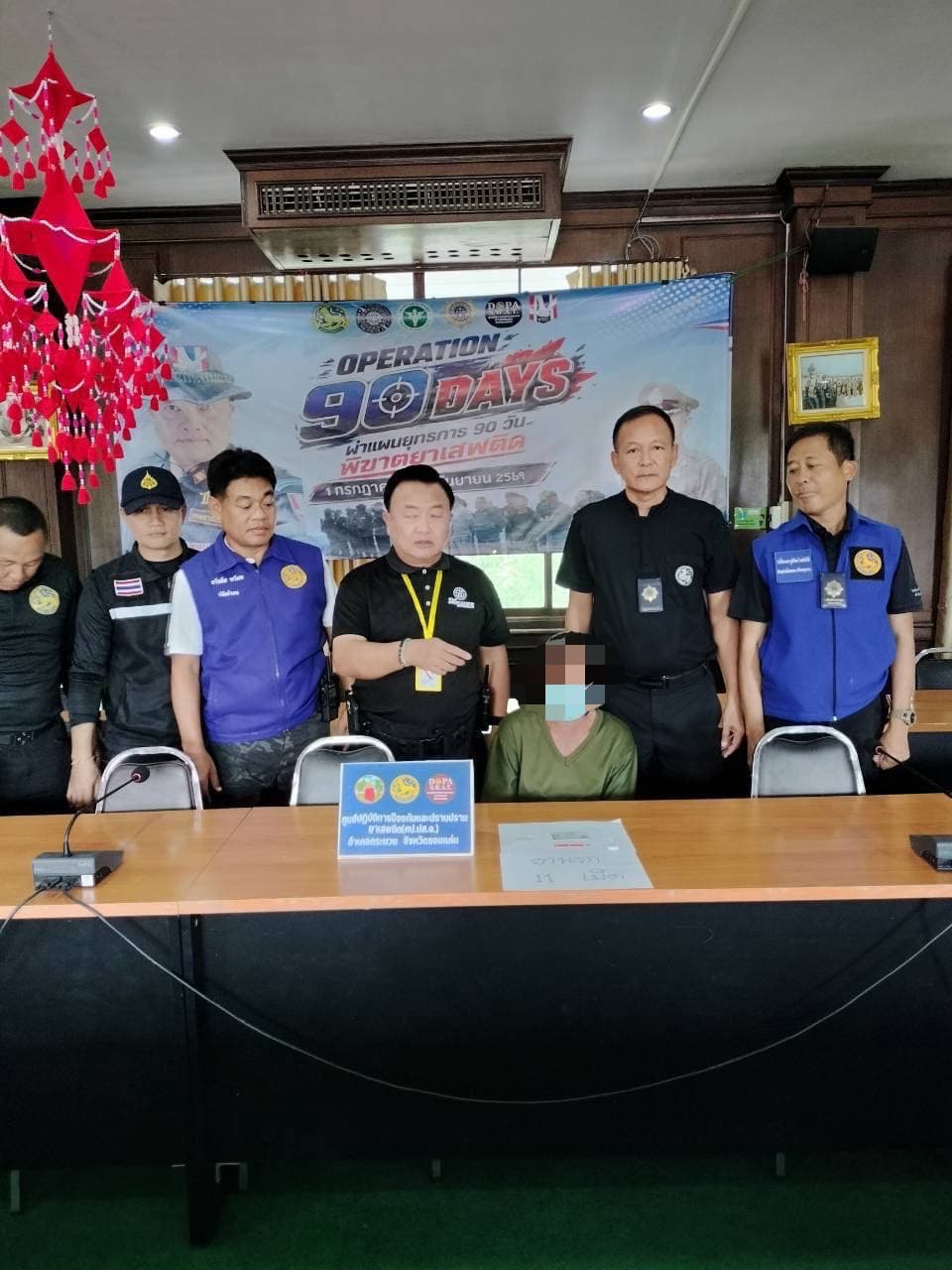 พิทักษ์รักษ์กระนวน! สนธิกำลัง 40 นาย ลุยปิดล้อมคุ้มหนองขี้หิน รวบ “นางฮู” พร้อมยาบ้า 11 เม็ด เร่งส่งฟ้องดำเนินคดี