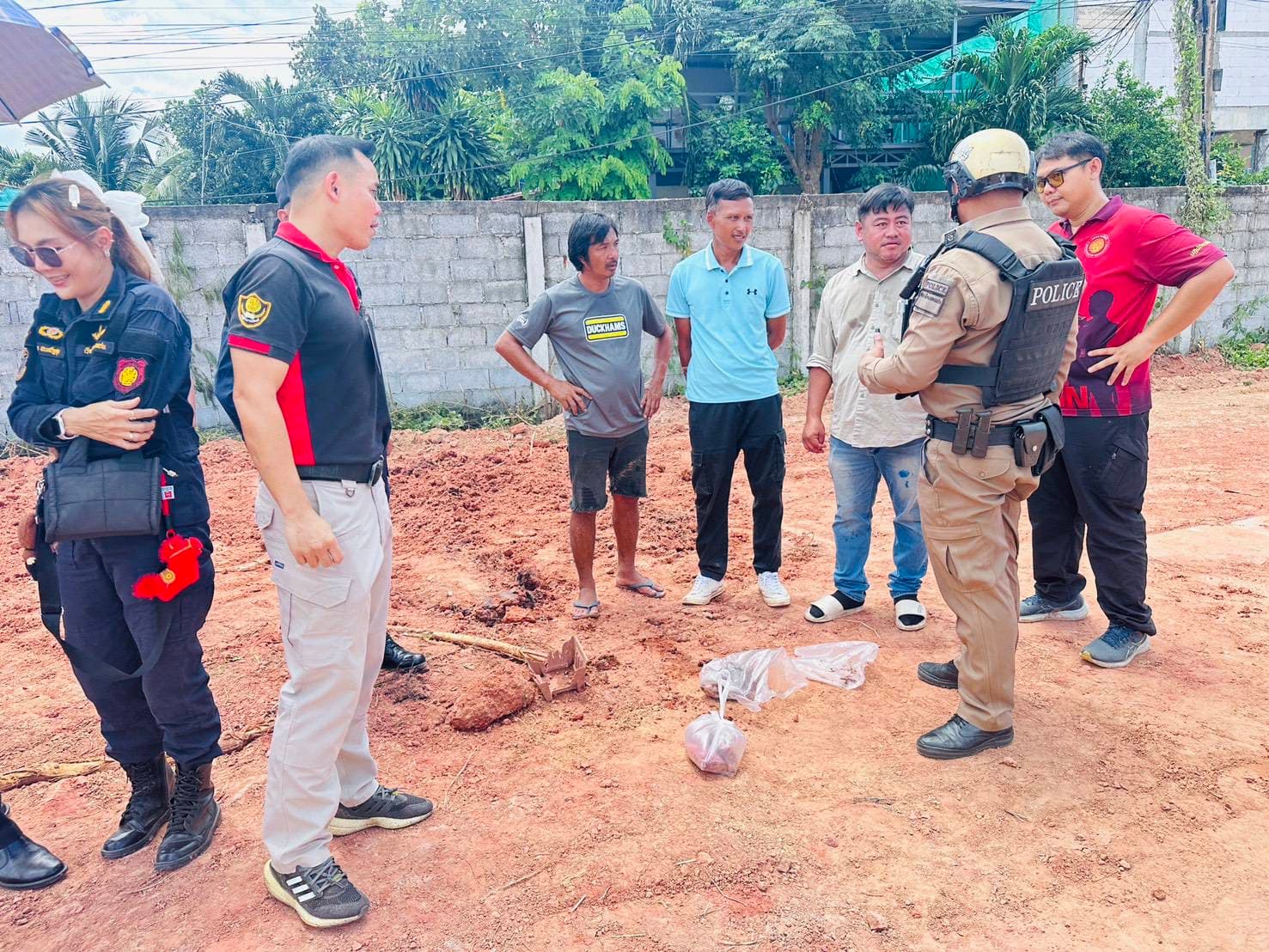 ขุดเจอขุมทรัพย์บาป! คนงานขับแบคโฮปรับพื้นที่ข้างเรือนจำขอนแก่น ตะลึงขุดพบ "ยาบ้า" คาดถูกฝังดินไว้นาน
