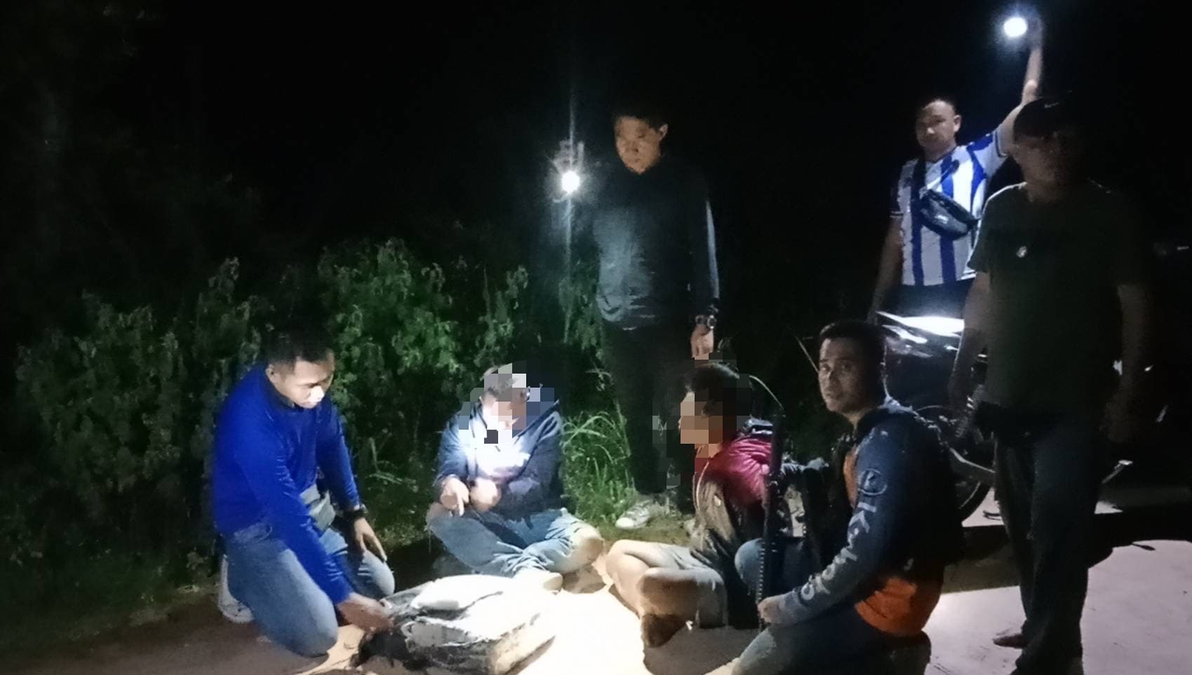 สนธิกำลังไล่ล่าระทึก! สกัดจับ 2 หนุ่มยโสธร ซิ่ง จยย. ขนยาบ้า 8 หมื่นเม็ด ข้ามจังหวัดหนีไม่พ้น
