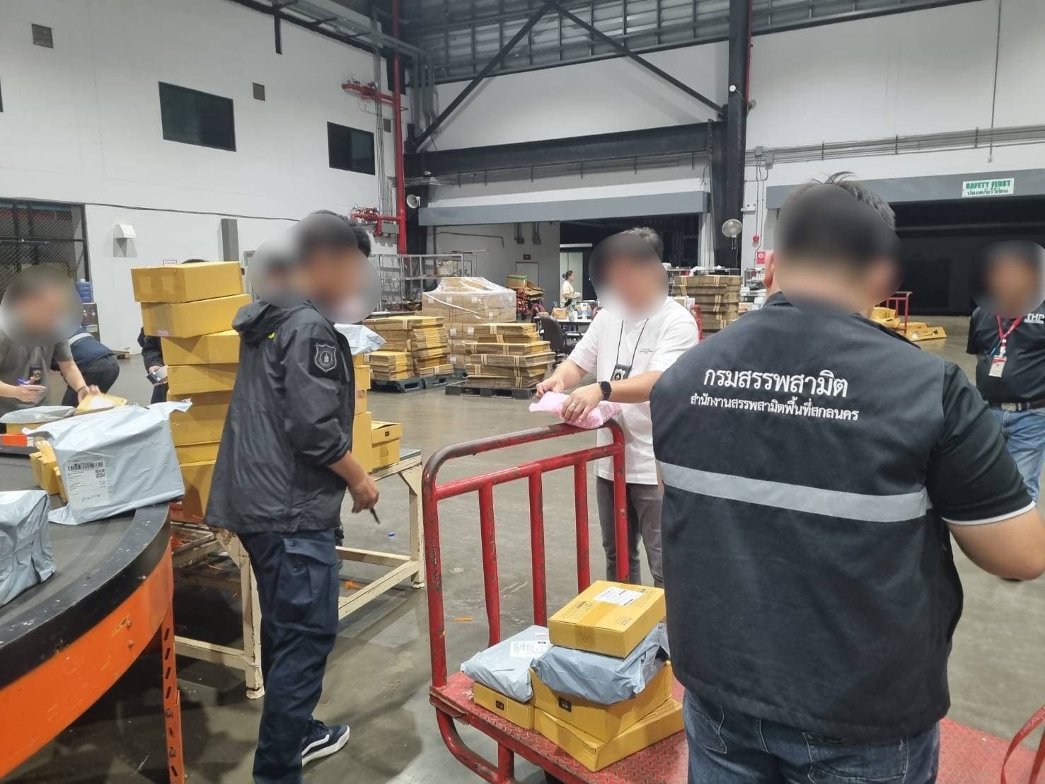 ศุลกากรภาค 2 สกัดจับพัสดุซุก "บุหรี่เถื่อน-บุหรี่ไฟฟ้า" คาศูนย์ไปรษณีย์สกลนคร มูลค่าทะลุ 7 แสนบาท