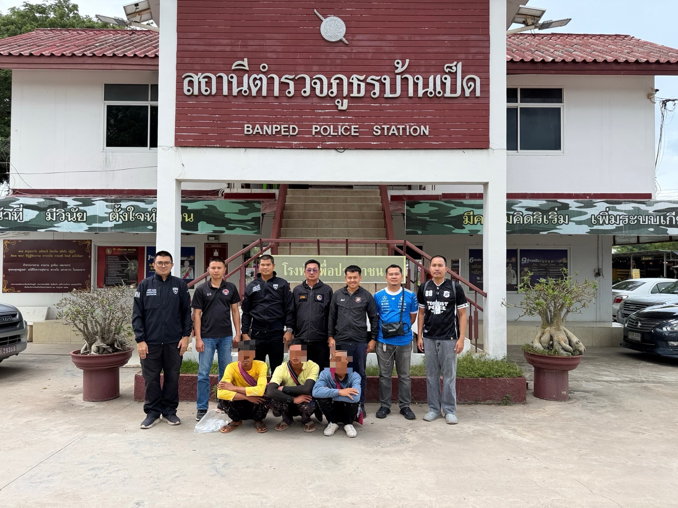 ตม.ขอนแก่น บูรณาการ ตำรวจท่องเที่ยวขอนแก่น,กอ.รมน.จังหวัดขอนแก่น สนธิกำลังบุกตรวจหมู่บ้านจัดสรร ลุยจับ 3 ต่างด้าวเมียนมา แย่งอาชีพคนไทย พบ 1 ในนั้นตั้งตัวเป็นนายจ้างรับเหมาทาสี