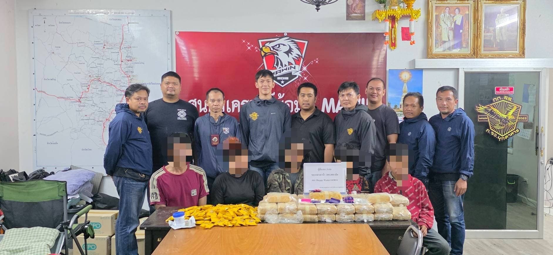 สืบมุกดาหารสนธิกำลัง สกัดจับกระบะซุกยาบ้า 2 แสนเม็ด พ่วง “แฮปปี้วอเตอร์” 100 ซอง ยึดของกลางยกแก๊ง 5 ราย