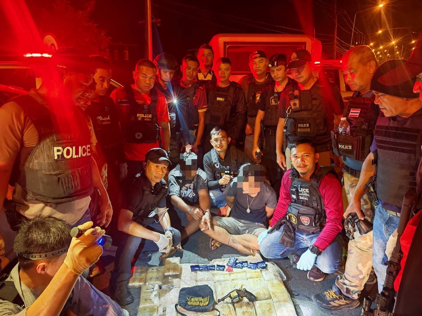 รวบ 2 รายคาจุดสกัด! ตำรวจนาตาลสกัดจับ Honda Jazz ขนยาบ้า 2 แสนเม็ด พร้อมปืน .38 คาถนนสายหลักอุบลฯ