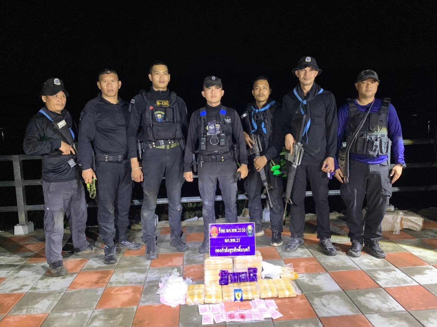ทหารพราน 2110 ผสาน นรข. ยึดบิ๊กล็อตริมโขง! ตรวจพบยาบ้า 1 แสนเม็ด-แฮปปี้วอเตอร์-หัวพอร์ตเค เครือข่ายค้ายาไหวตัวทันซิ่งเรือหนี