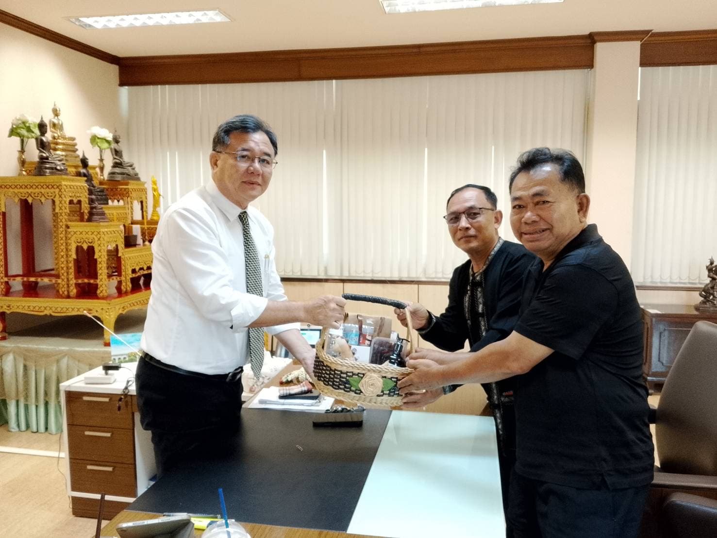 ขอนแก่น – บรรยากาศโล่งอก! กลุ่มผู้ประกอบการ OTOP ขอนแก่น เฮลั่นหลังเข้าพบผู้ว่าฯ เจรจาสำเร็จ ปมปัญหาจัดสรรพื้นที่งานเทศกาลไหมฯ