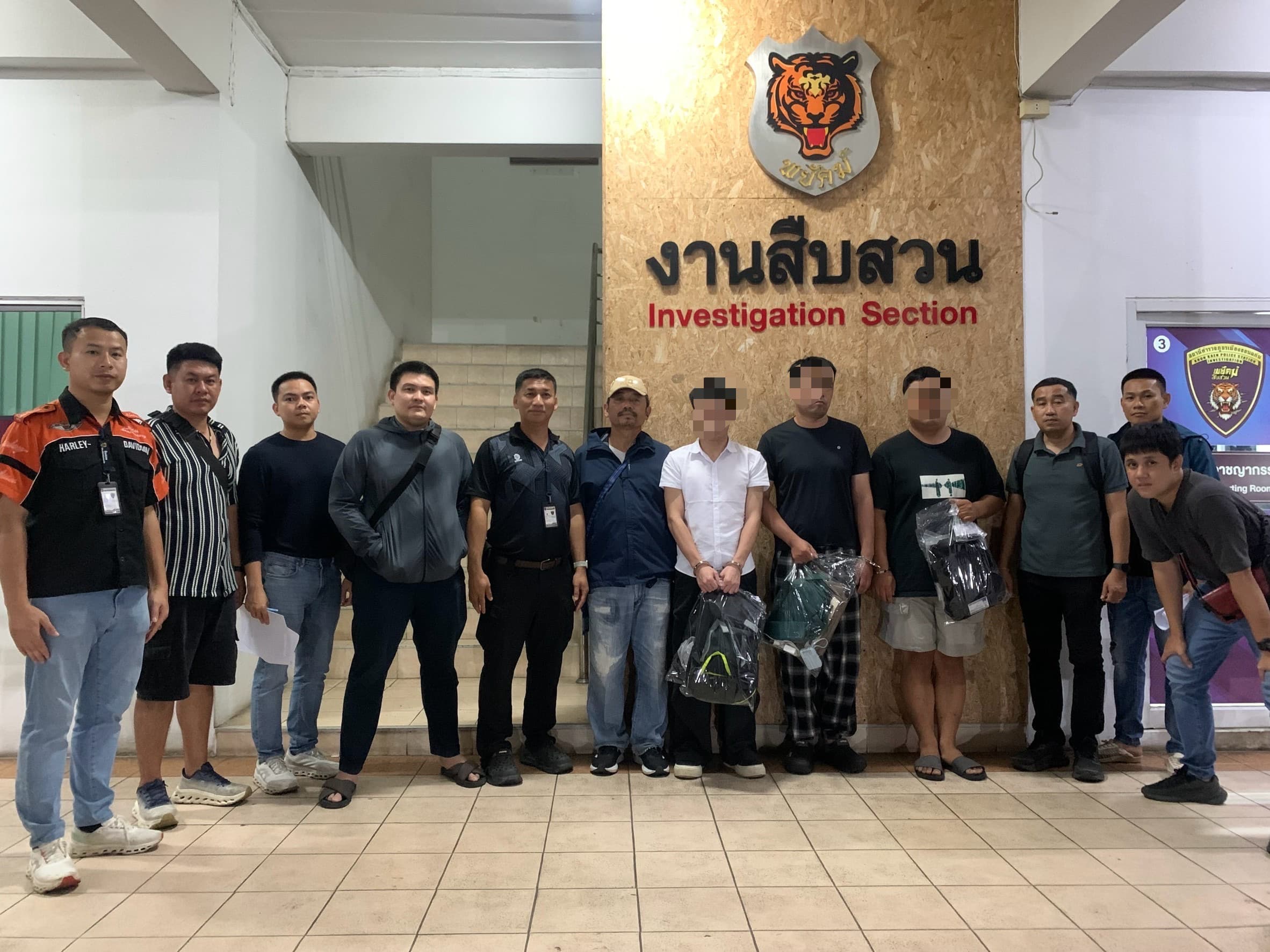 ตร.เมืองขอนแก่น ซุ่มจับแก๊งคอลเซ็นเตอร์จีน ตุ๋นยาย 67 ปี รวบ 3 รายกลางเมือง หลังหลอกซ้ำขอเงินเพิ่ม 2.6 ล้าน