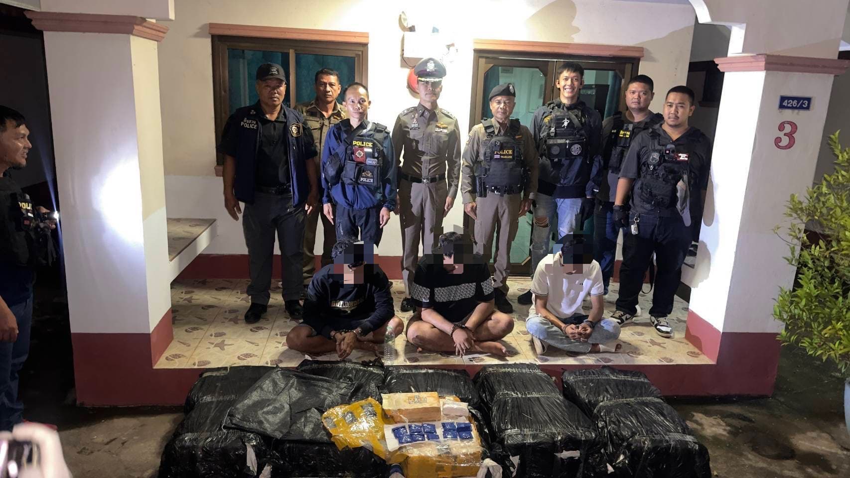 มุกดาหาร ผนึกกำลัง สภ.พรรณานิคม แกะรอยข้ามจังหวัด ลุยบุกหอพักกลางดึก รวบ 3 ผู้ต้องหาเครือข่ายใต้ พร้อมยาบ้า 2 ล้านเม็ด คาหอพักเมืองสกลนคร