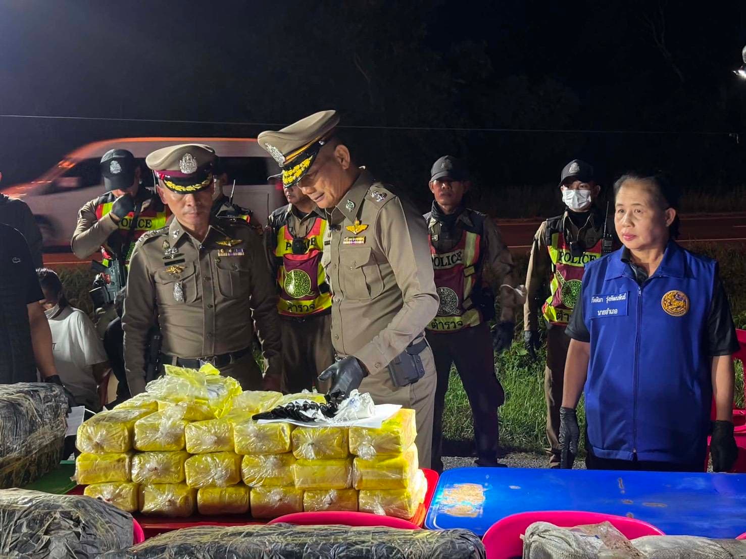 ตร.สภ.บัวลาย สกัดจับกุมกระบะต้องสงสัย ซุกยาบ้า 2.6 ล้านเม็ด คาด่านตรวจ สารภาพรับจ้าง 1.5 แสน ขับจากอุดรฯ มุ่งหน้าโคราช