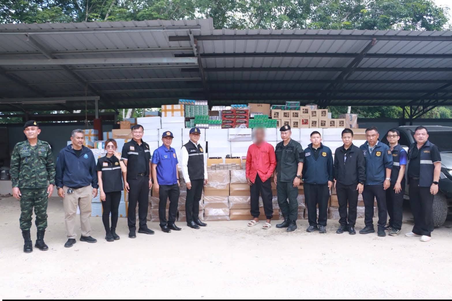 กอ.รมน.ภาค 4 สน. ทลายรังภัยแทรกซ้อน ยึดบุหรี่เถื่อนกว่า 2.4 ล้านมวน ปืน-เงินสดทะลุ 18 ล้าน ยะรัง ปัตตานี