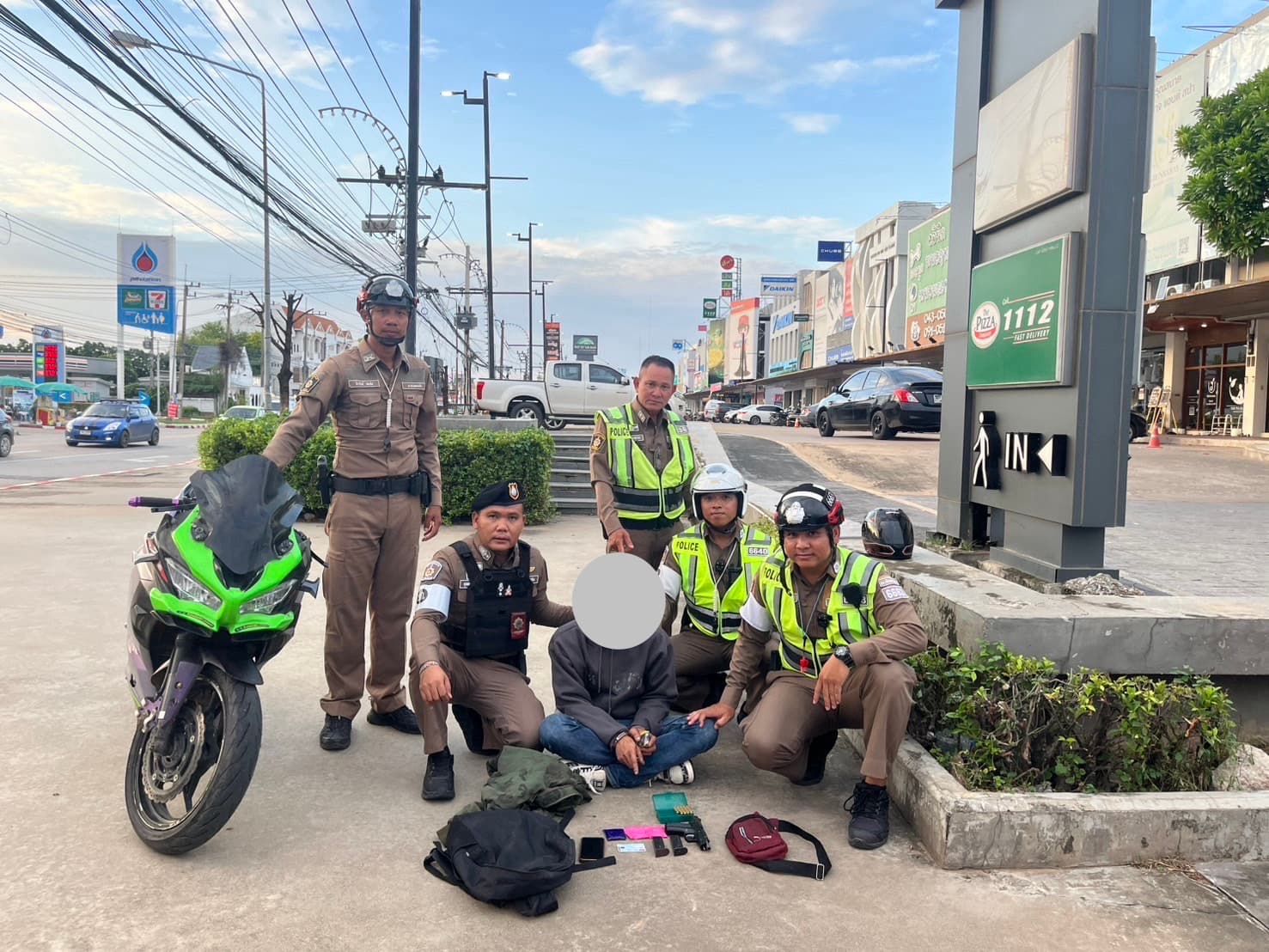 จราจรเมืองขอนแก่นตาไว! เรียกตรวจ จยย.แต่งซิ่งเสียงดัง ผงะค้นเจอยาบ้า 500 เม็ด พ่วงปืน-กระสุนเต็มกระเป๋า