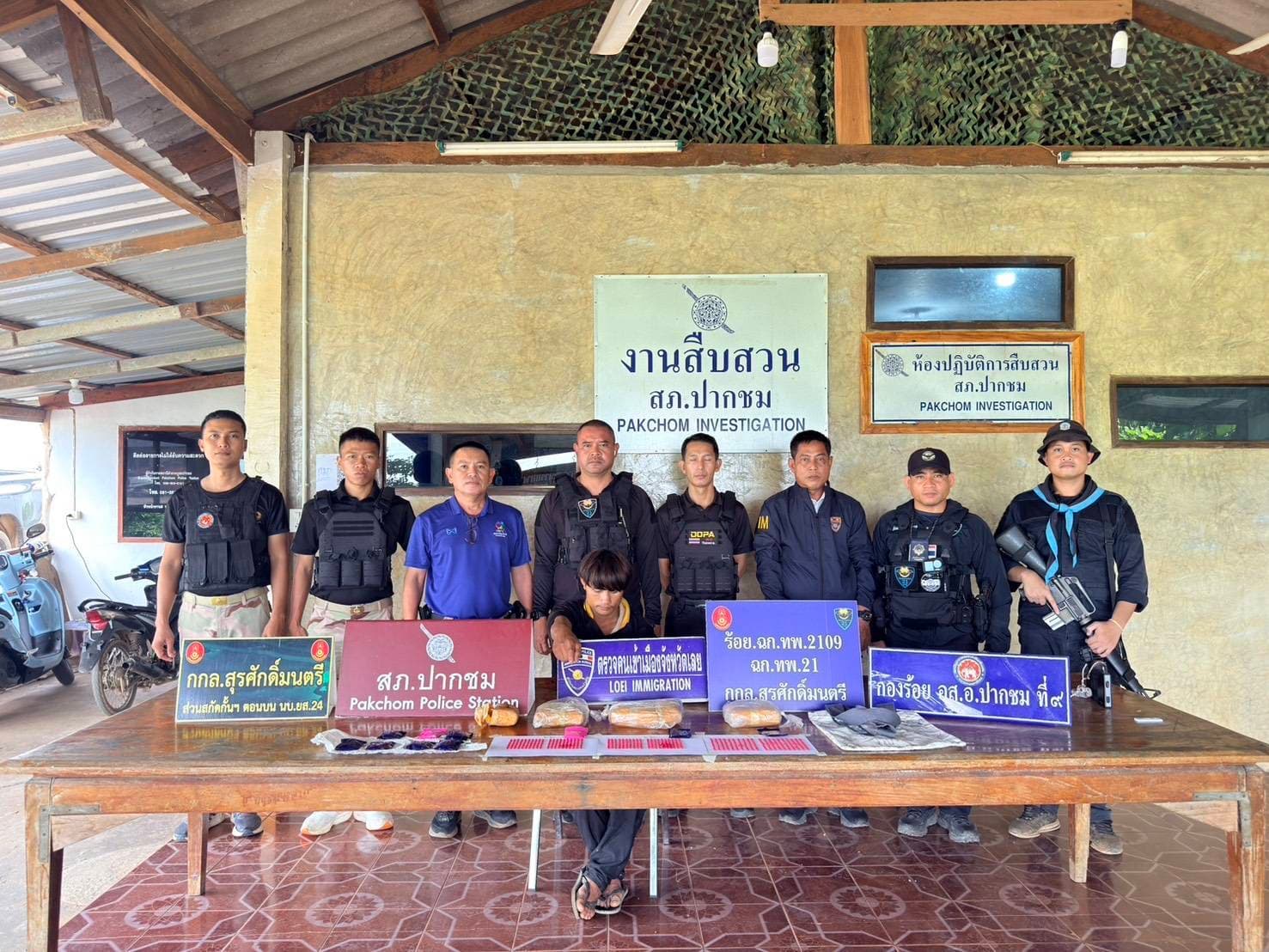 ทหารพราน 2109 สกัดรวบหนุ่มลาวซิ่งมอเตอร์ไซค์ยึดยาบ้า 1.8 หมื่นเม็ด คาริมถนนอำเภอปากชม