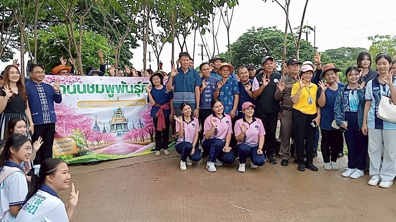 พลังสามัคคี! พระลับร่วมใจปลูก “ถนนชมพูพันธุ์ทิพย์” เนรมิตพื้นที่สีเขียวเชื่อมโยงชุมชนสู่ความยั่งยืน
