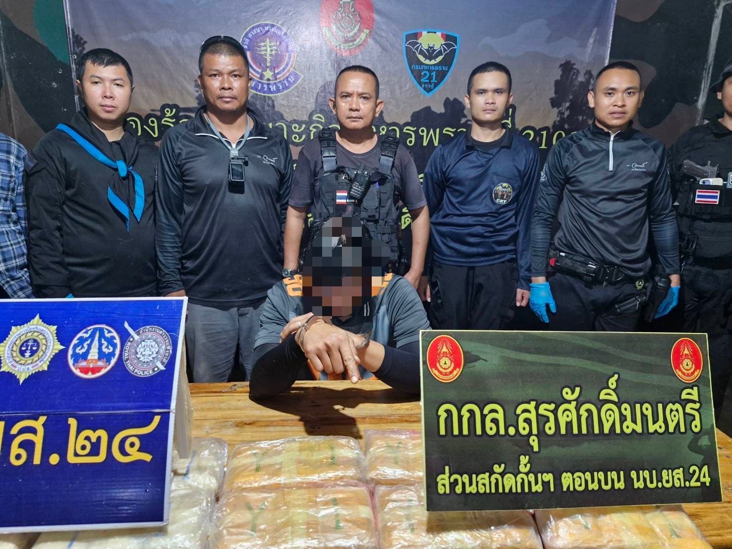 ทหารพราน 2101 สนธิกำลังดักซุ่มดึก จับเอเย่นต์นครพนมยึดยาบ้า 1.8 แสนเม็ด คาหลักกิโลเมตรริมถนนสาย 212